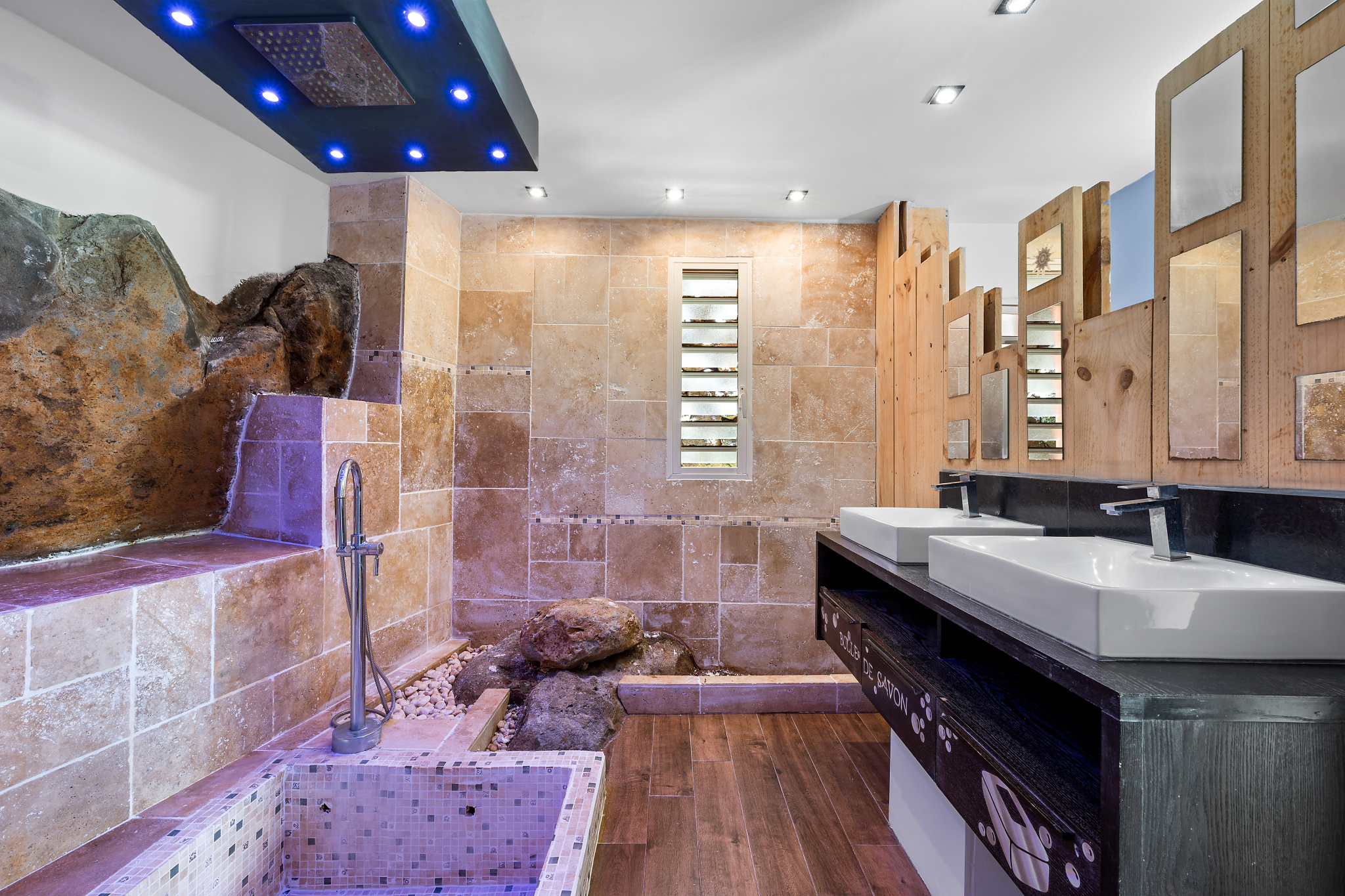 LA POSSESSION (RAVINE A MALHEUR) - EXCLUSIVITE VILLA  241 m2 AVEC PISCINE ET VUE MER