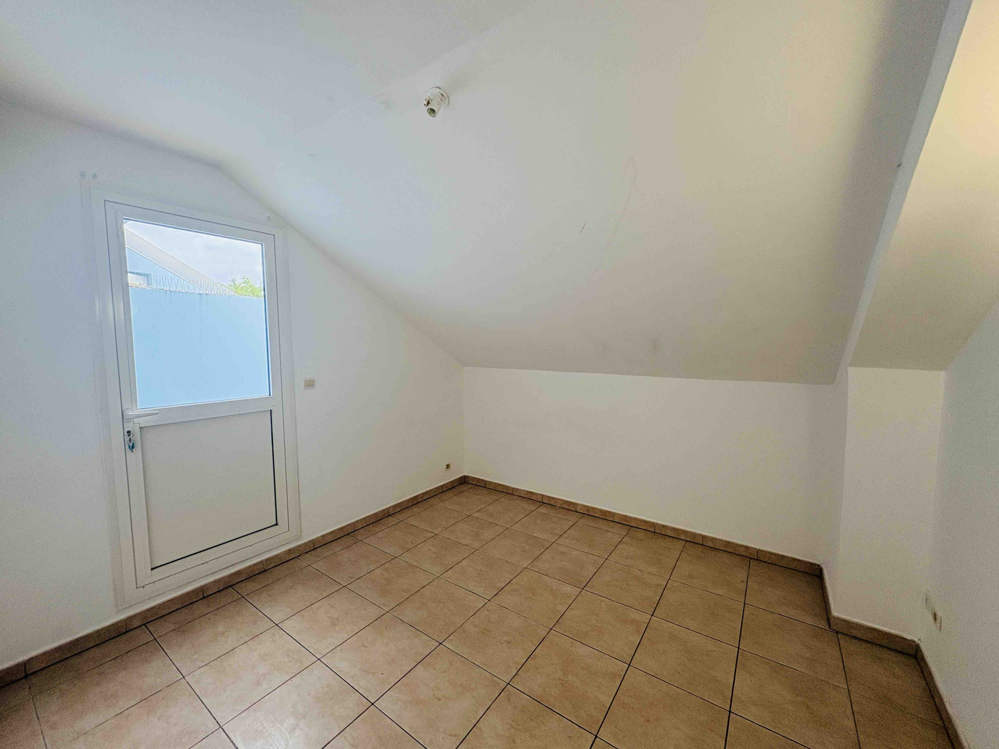 LA POSSESSION (RAVINE A MALHEUR) - APPARTEMENT T2 AVEC PISCINE DANS LA RESIDENCE