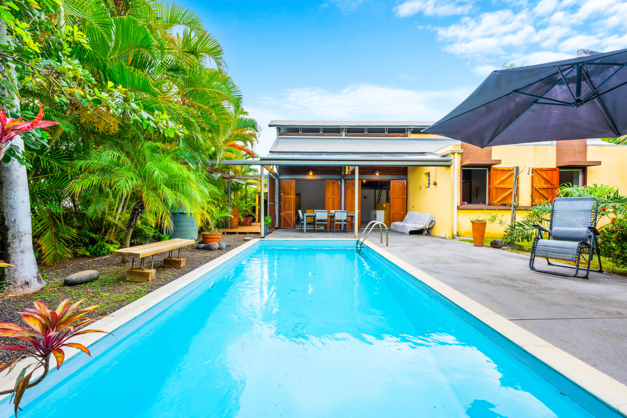 STE MARIE (BEAUSEJOUR/BOIS ROUGE) - MAISON D'ARCHITECTE T4/5 PLAIN-PIED AVEC PISCINE