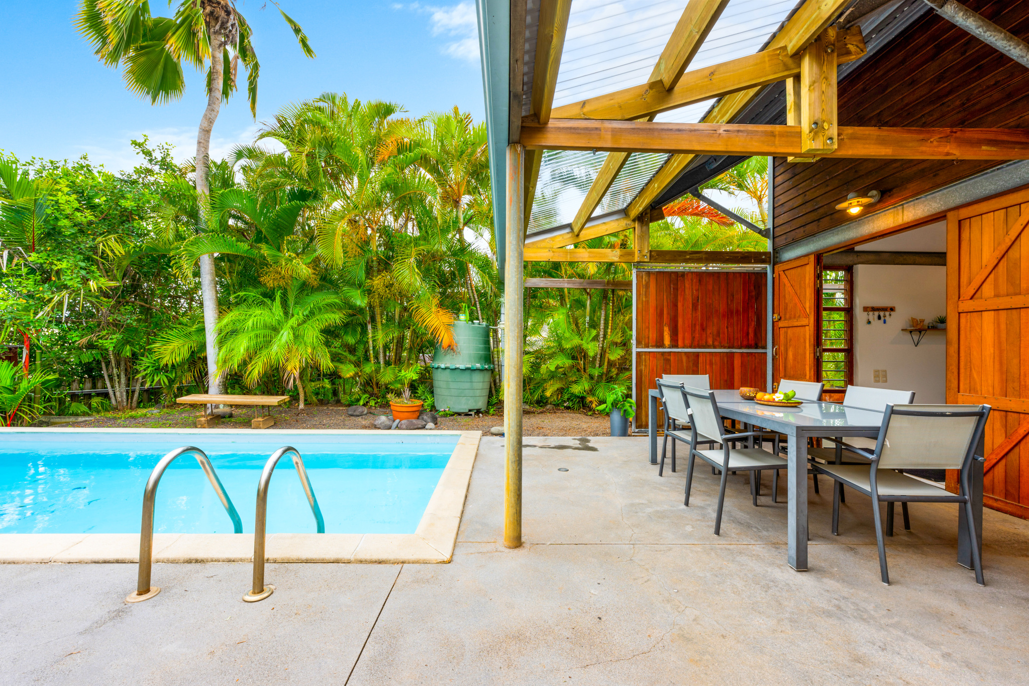 STE MARIE (BEAUSEJOUR/BOIS ROUGE) - MAISON D'ARCHITECTE T4/5 PLAIN-PIED AVEC PISCINE