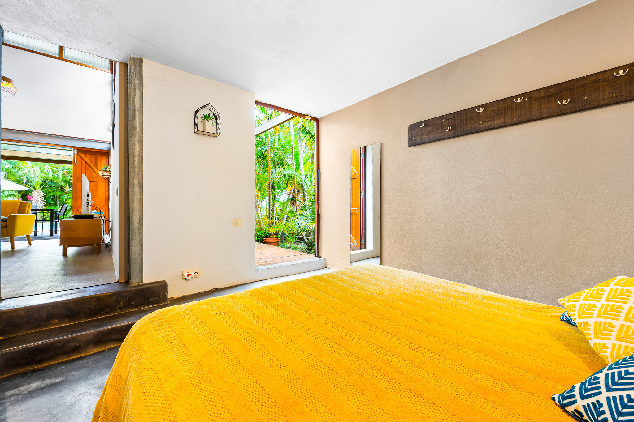 STE MARIE (BEAUSEJOUR/BOIS ROUGE) - MAISON D'ARCHITECTE T4/5 PLAIN-PIED AVEC PISCINE