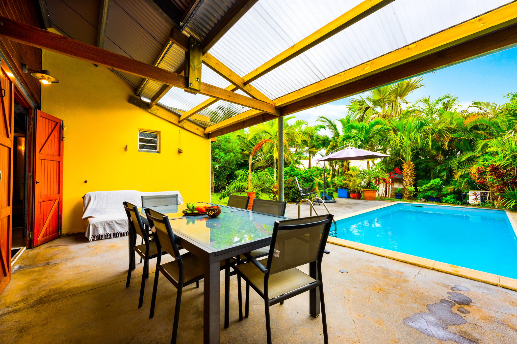 STE MARIE (BEAUSEJOUR/BOIS ROUGE) - MAISON D'ARCHITECTE T4/5 PLAIN-PIED AVEC PISCINE