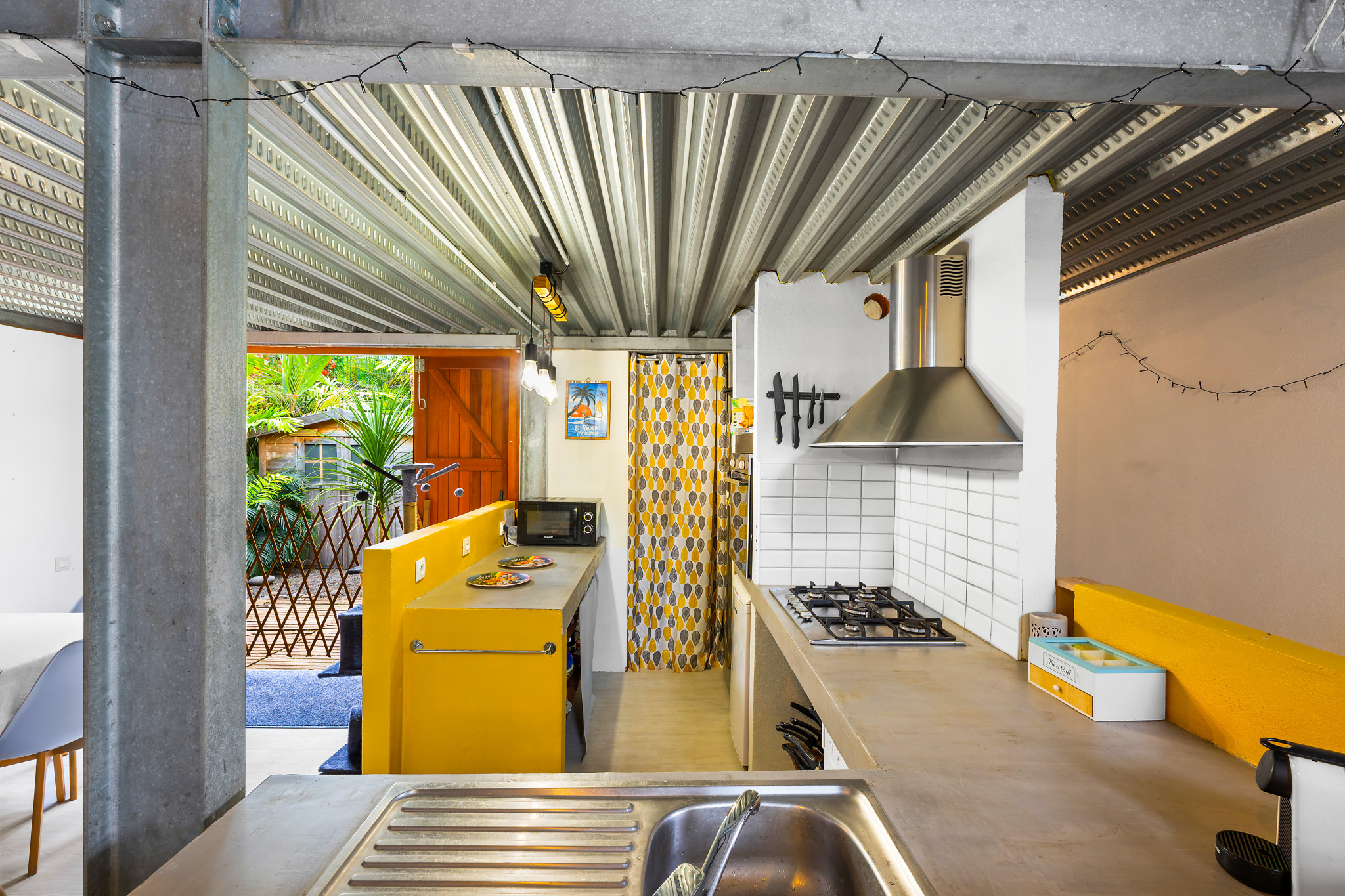 STE MARIE (BEAUSEJOUR/BOIS ROUGE) - MAISON D'ARCHITECTE T4/5 PLAIN-PIED AVEC PISCINE