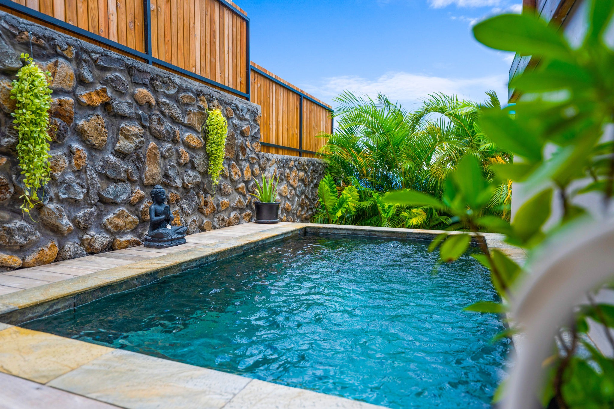 ST GILLES LES HAUTS (LOTISSEMENT DU GOLF) - VILLA 145 m2 AVEC PISCINE ET VUE MER