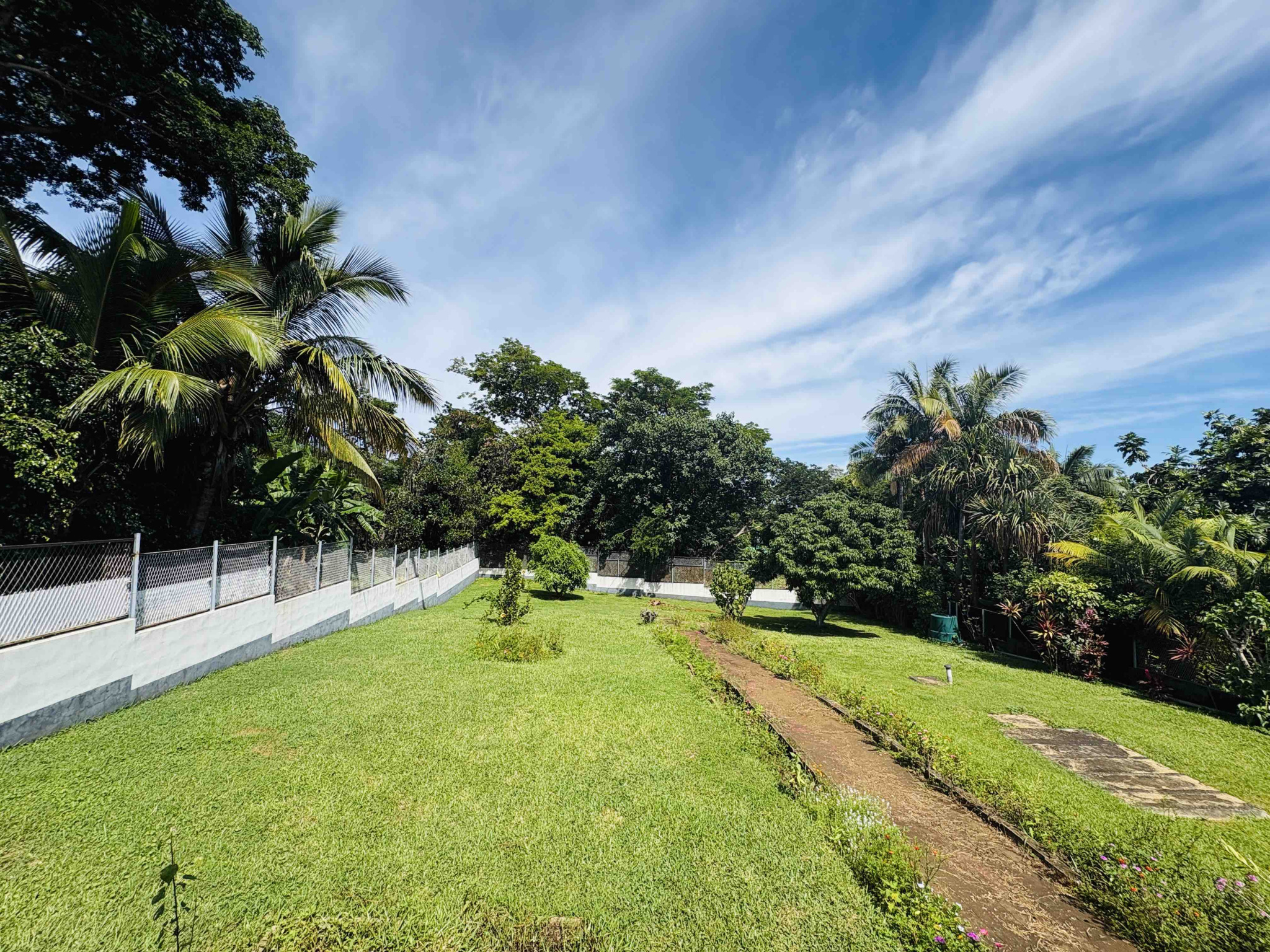 LA POSSESSION (SAINTE THERESE) - LOCATION MAISON T5 PLAIN-PIED AVEC GRAND JARDIN