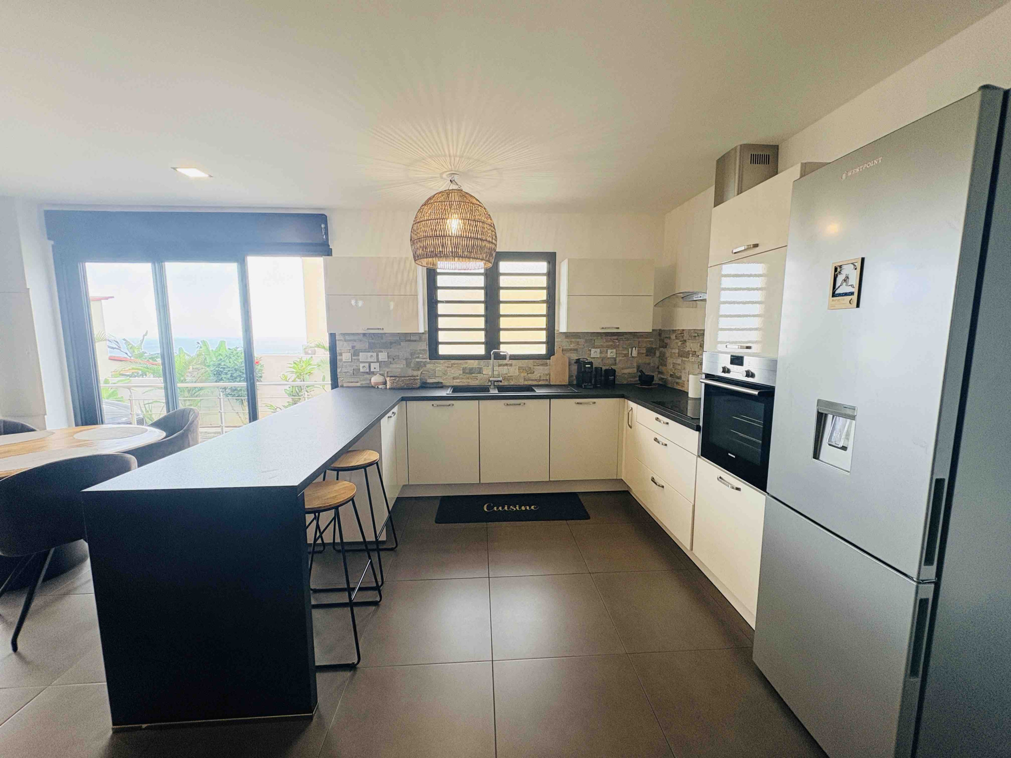 LA POSSESSION (STE THERESE) - EXCEPTIONNEL VILLA MEUBLEE T4 AVEC PISCINE