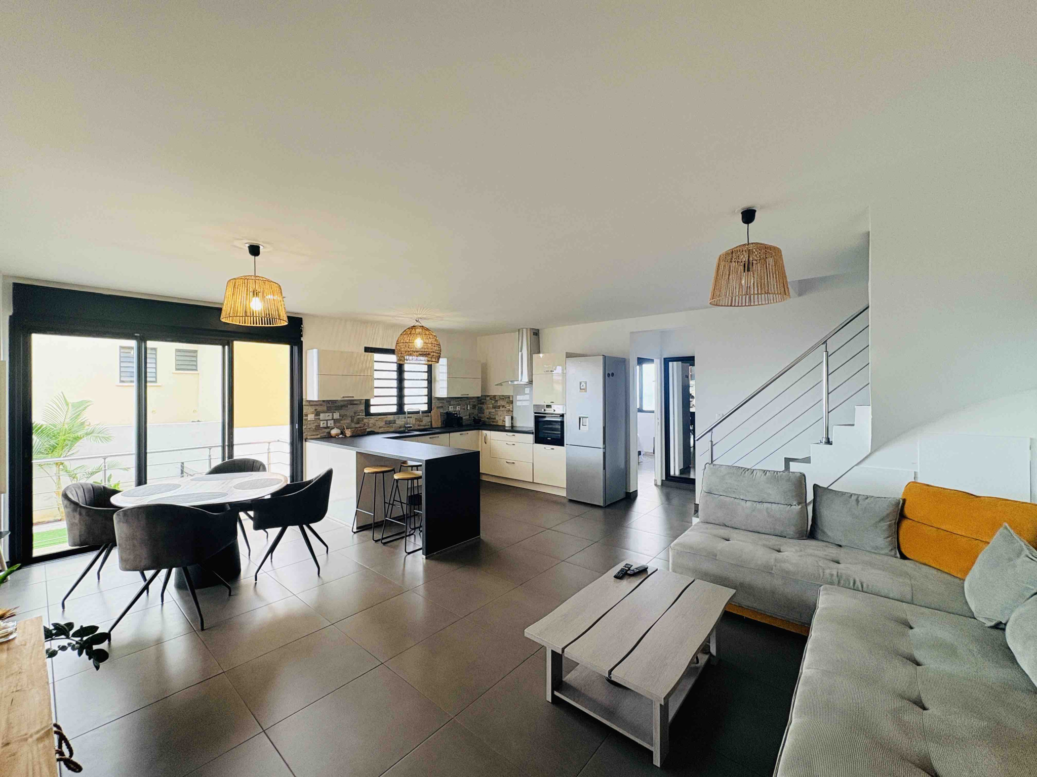 LA POSSESSION (STE THERESE) - EXCEPTIONNEL VILLA MEUBLEE T4 AVEC PISCINE