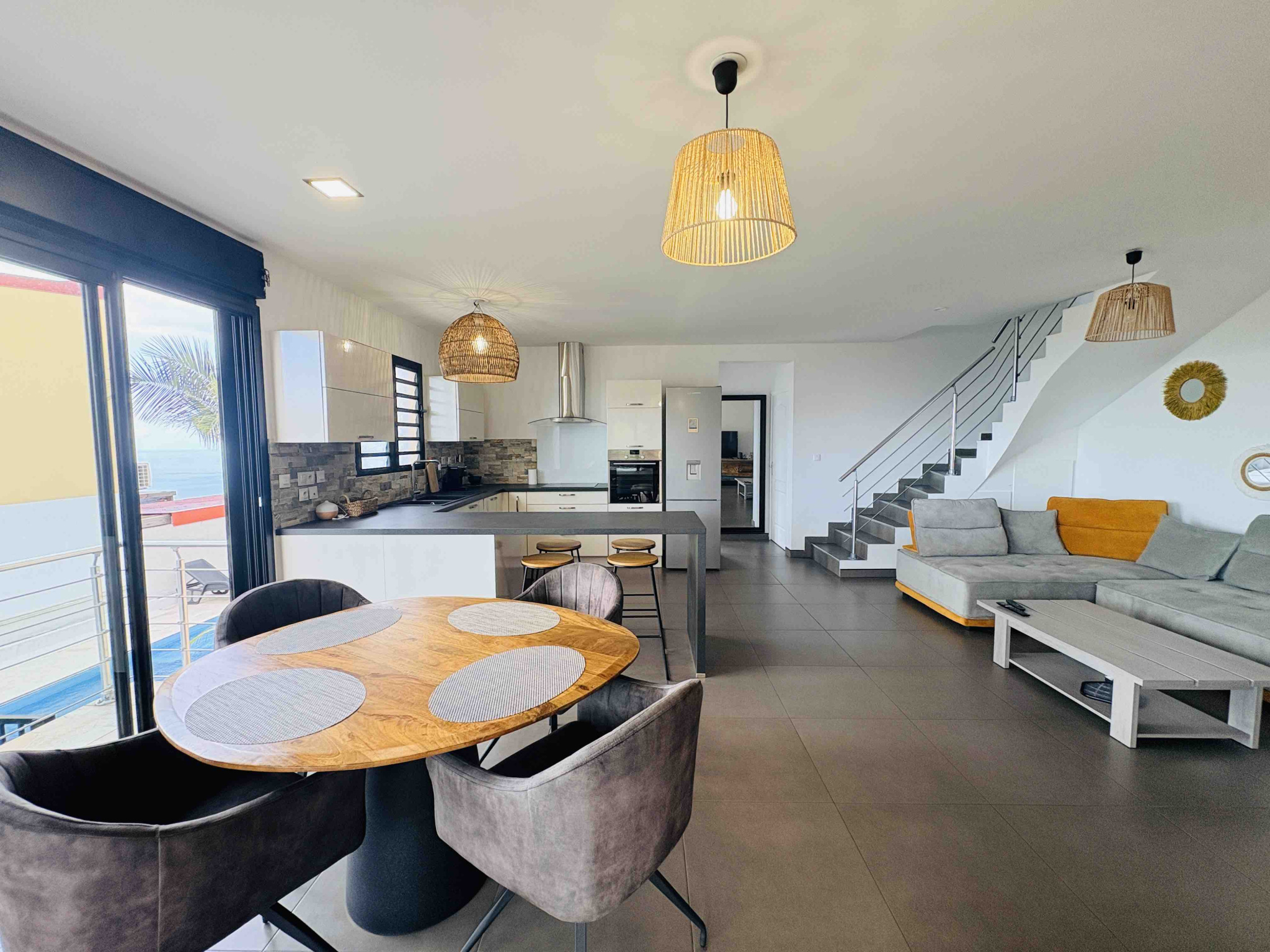 LA POSSESSION (STE THERESE) - EXCEPTIONNEL VILLA MEUBLEE T4 AVEC PISCINE