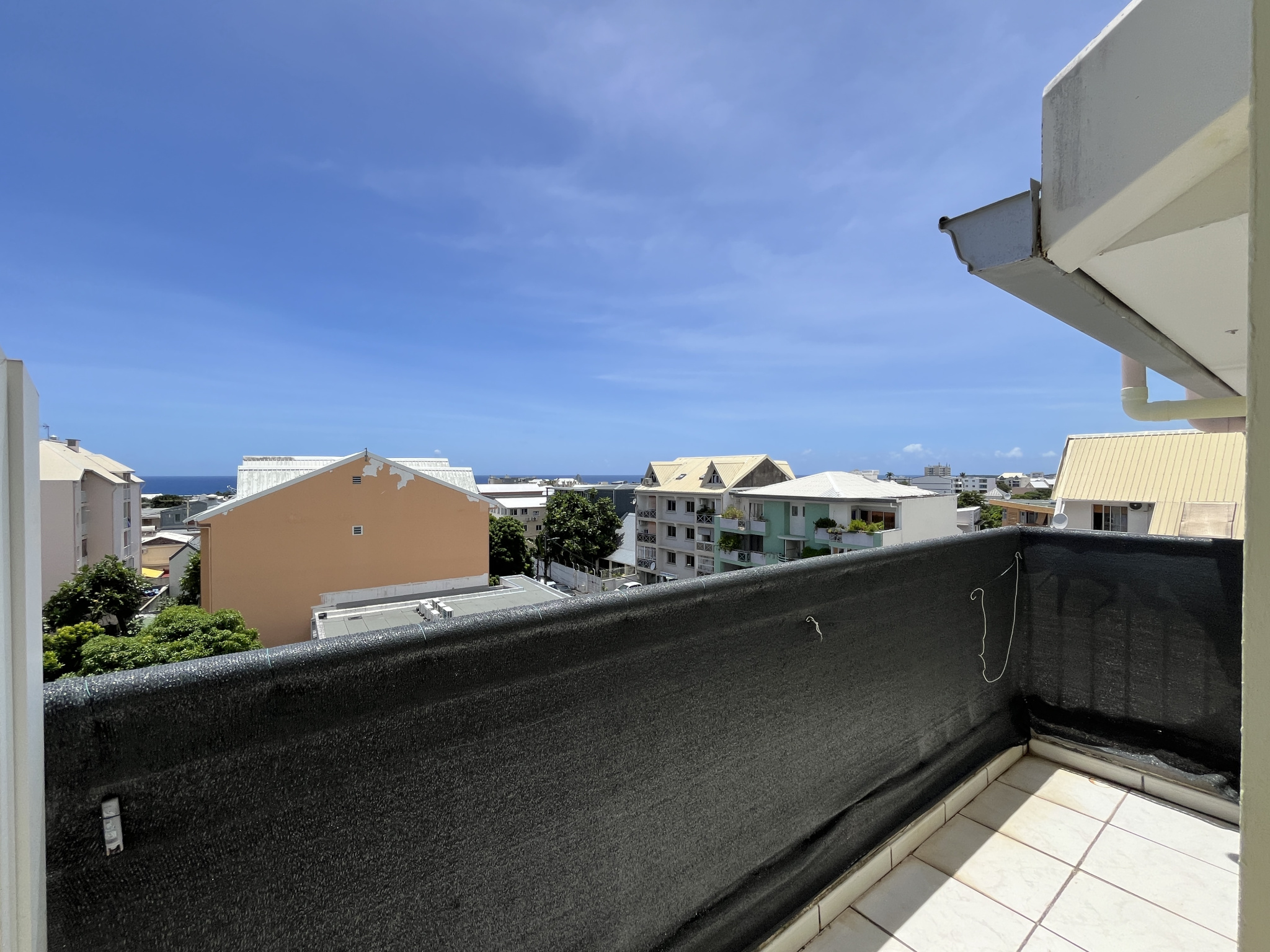 Studio libre - Centre ville de SAINT DENIS - Dernier étage - Vue mer