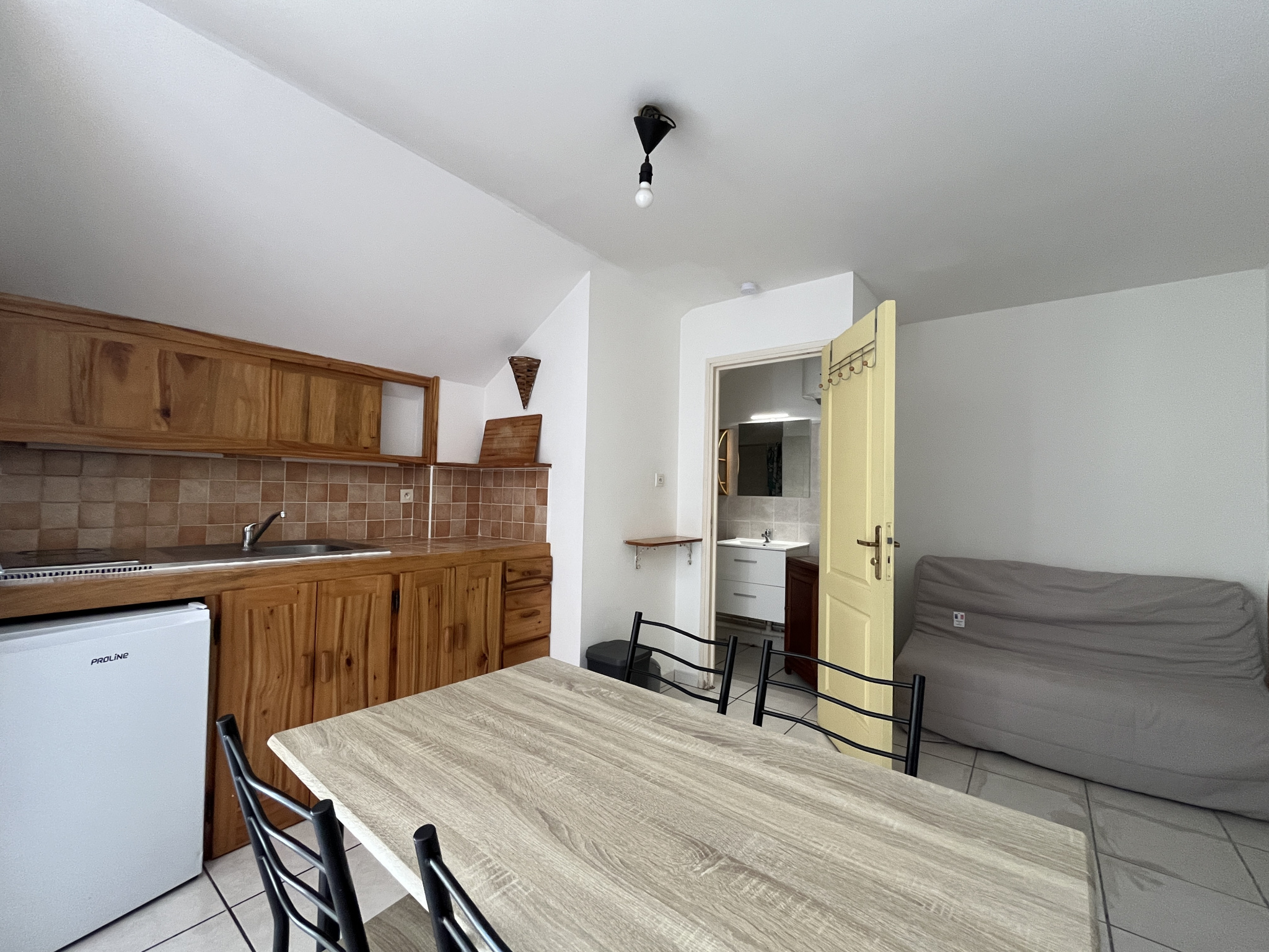 Studio libre - Centre ville de SAINT DENIS - Dernier étage - Vue mer