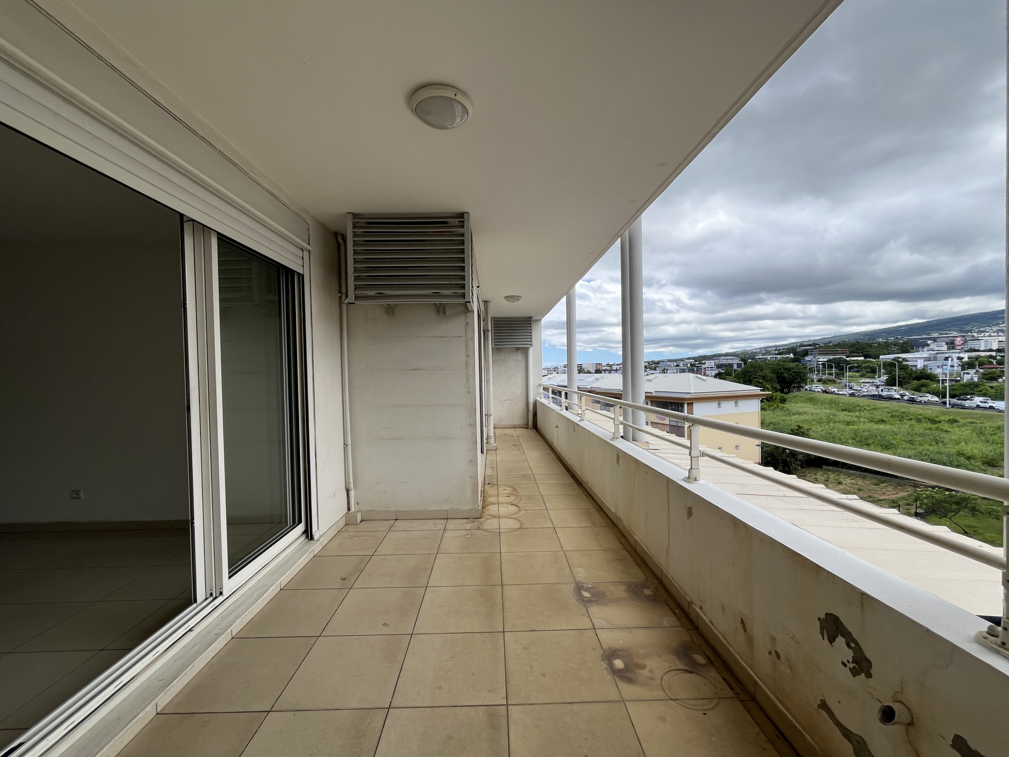 SAINT DENIS (STE CLOTILDE) - APPARTEMENT T4 LIBRE 2 PARKINGS