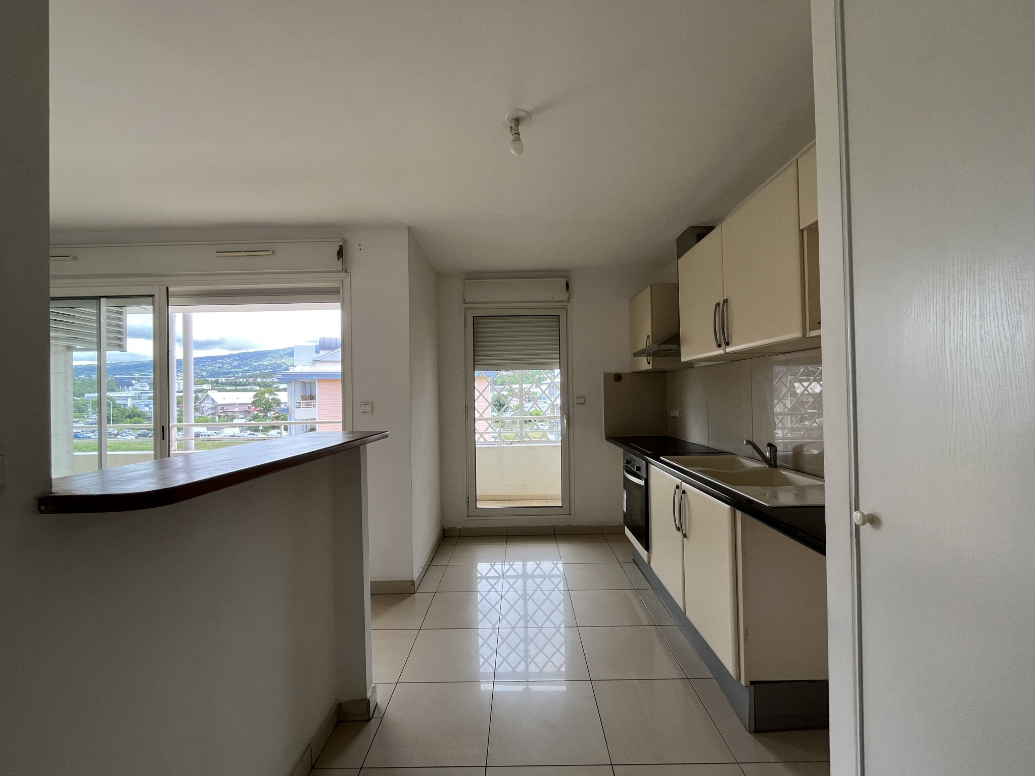 SAINT DENIS (STE CLOTILDE) - APPARTEMENT T4 LIBRE 2 PARKINGS