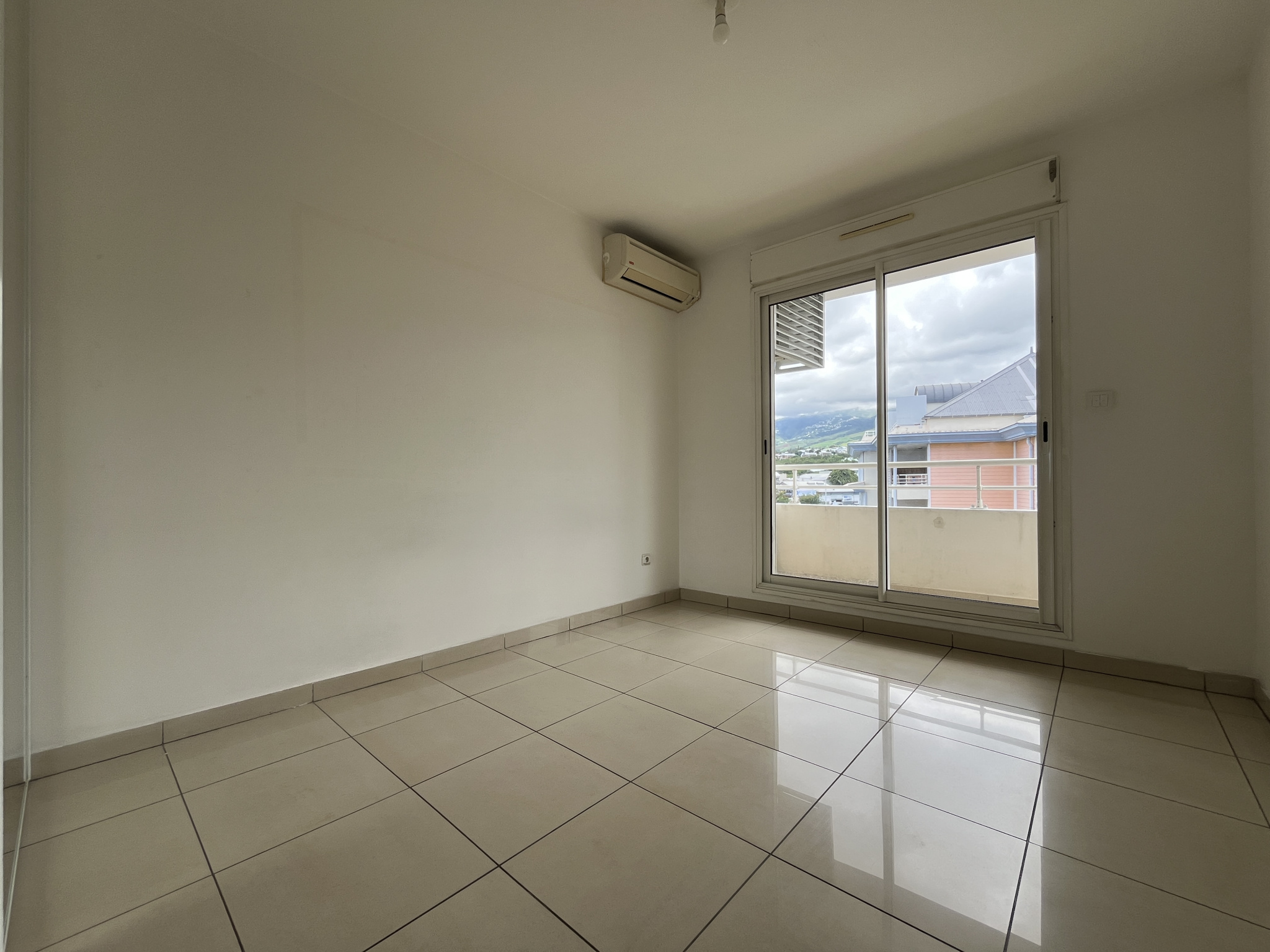 SAINT DENIS (STE CLOTILDE) - APPARTEMENT T4 LIBRE 2 PARKINGS