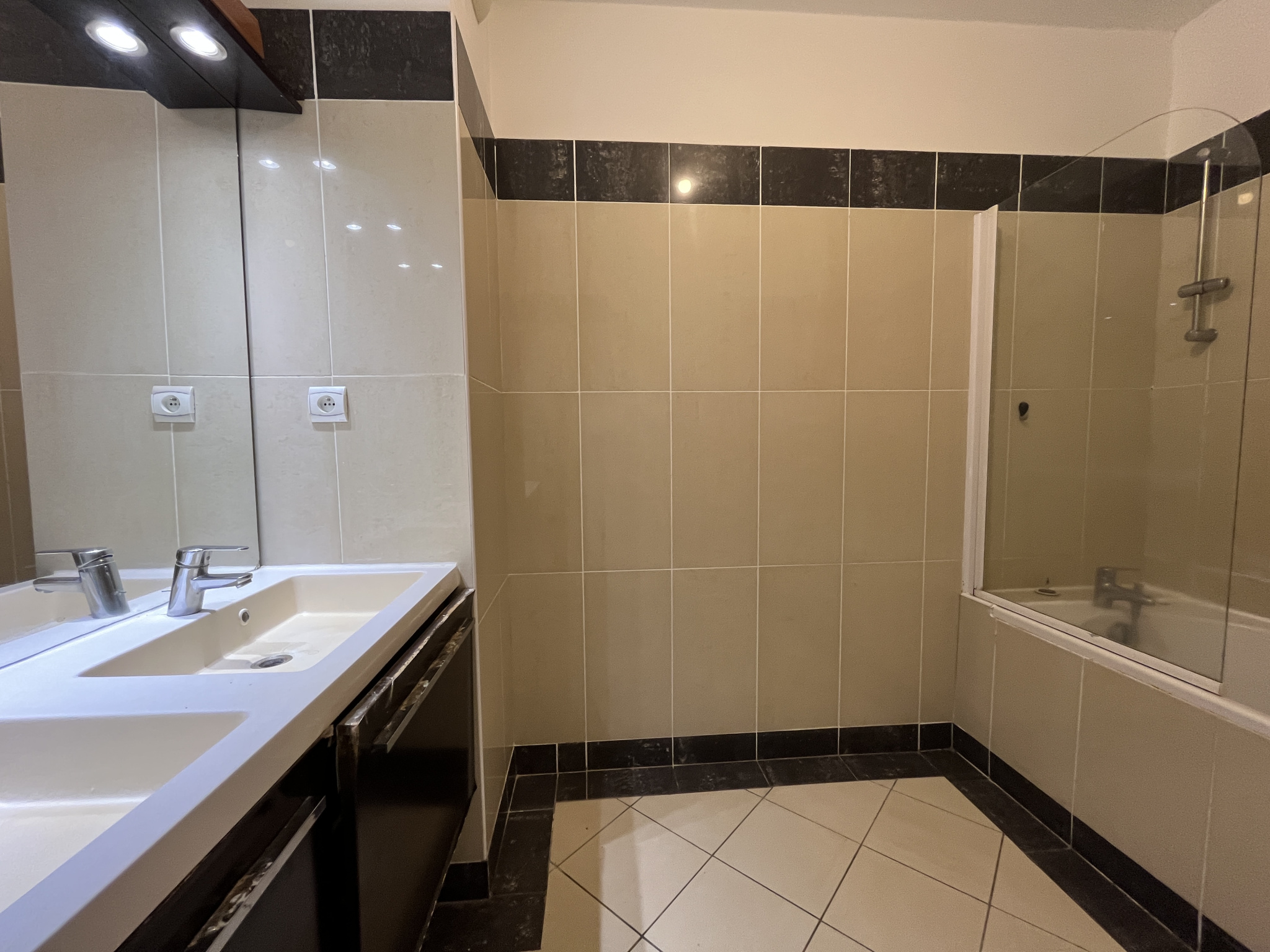 SAINT DENIS (STE CLOTILDE) - APPARTEMENT T4 LIBRE 2 PARKINGS