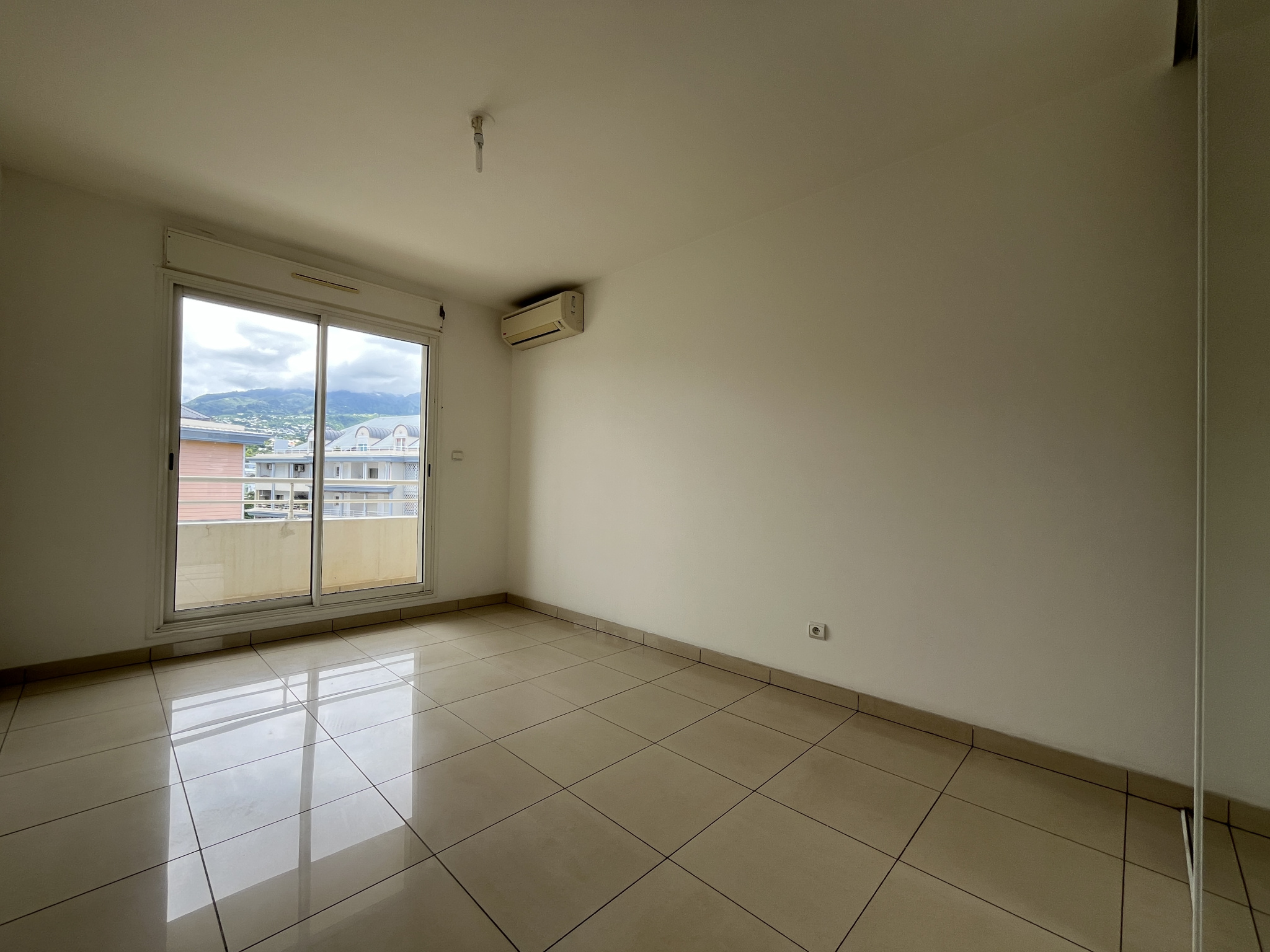 SAINT DENIS (STE CLOTILDE) - APPARTEMENT T4 LIBRE 2 PARKINGS